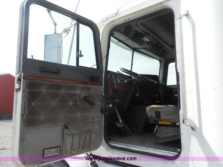 image for item D5973 1995 International 9200 semi truck