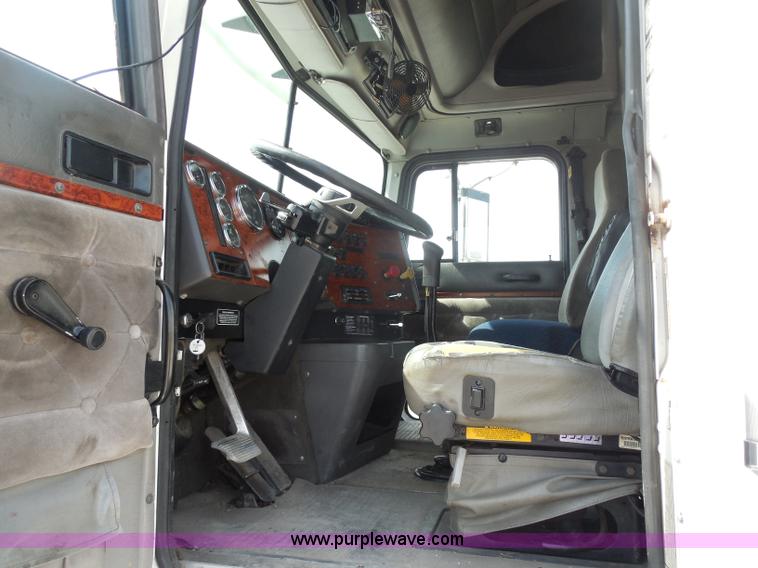 image for item D5973 1995 International 9200 semi truck