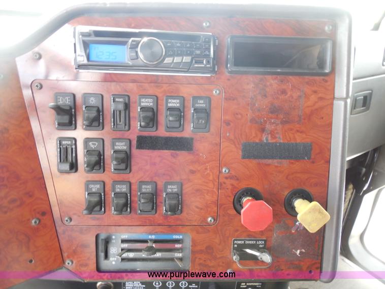 image for item D5973 1995 International 9200 semi truck