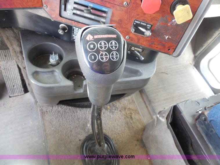 image for item D5973 1995 International 9200 semi truck