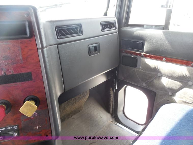 image for item D5973 1995 International 9200 semi truck