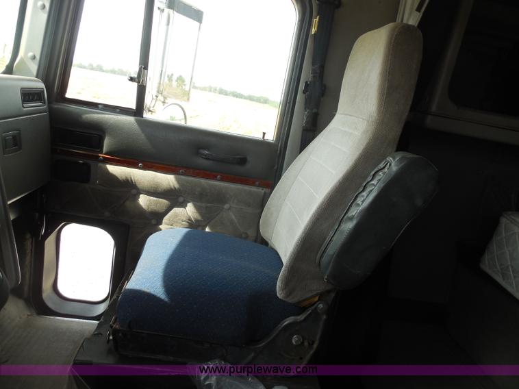 image for item D5973 1995 International 9200 semi truck