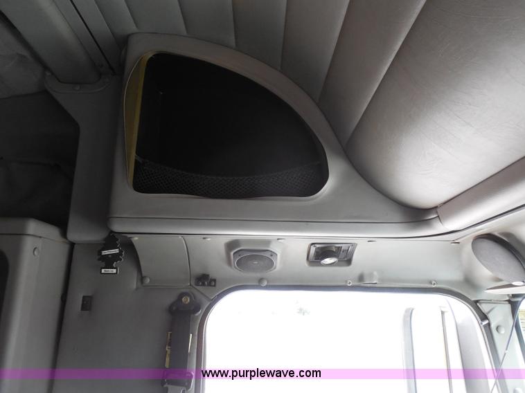 image for item D5973 1995 International 9200 semi truck