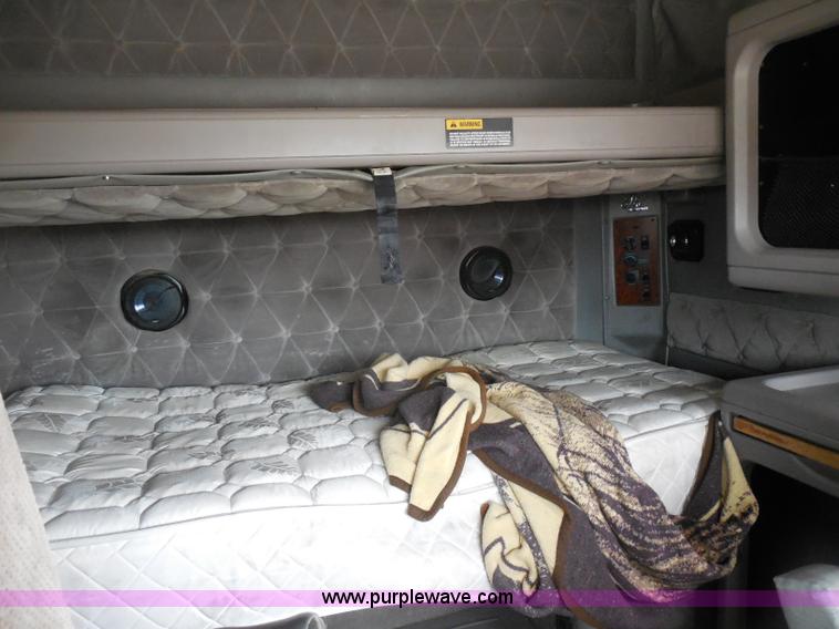 image for item D5973 1995 International 9200 semi truck