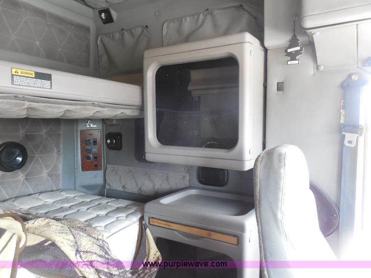 image for item D5973 1995 International 9200 semi truck