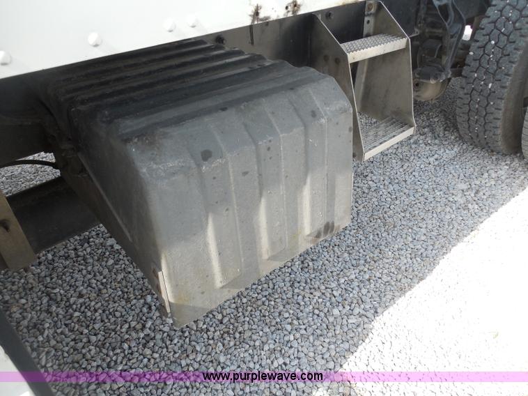 image for item D5973 1995 International 9200 semi truck