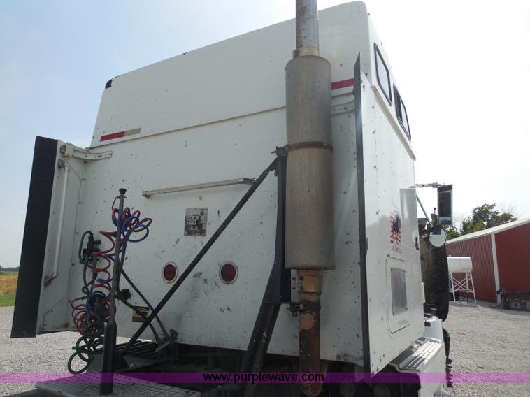 image for item D5973 1995 International 9200 semi truck