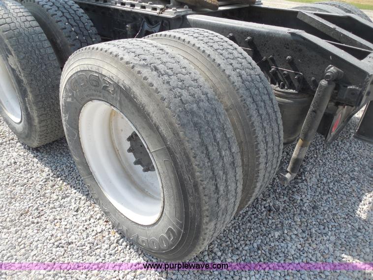 image for item D5973 1995 International 9200 semi truck