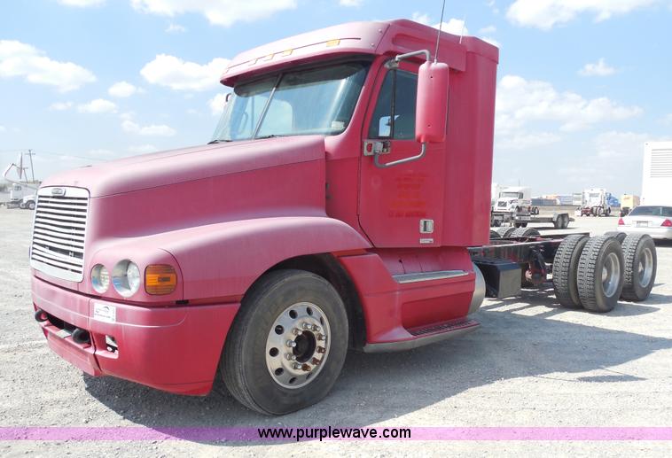 image for item E7697 2000 Freightliner Century Class semi truck