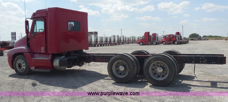 image for item E7697 2000 Freightliner Century Class semi truck