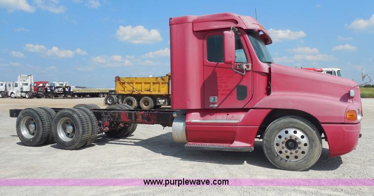 image for item E7697 2000 Freightliner Century Class semi truck