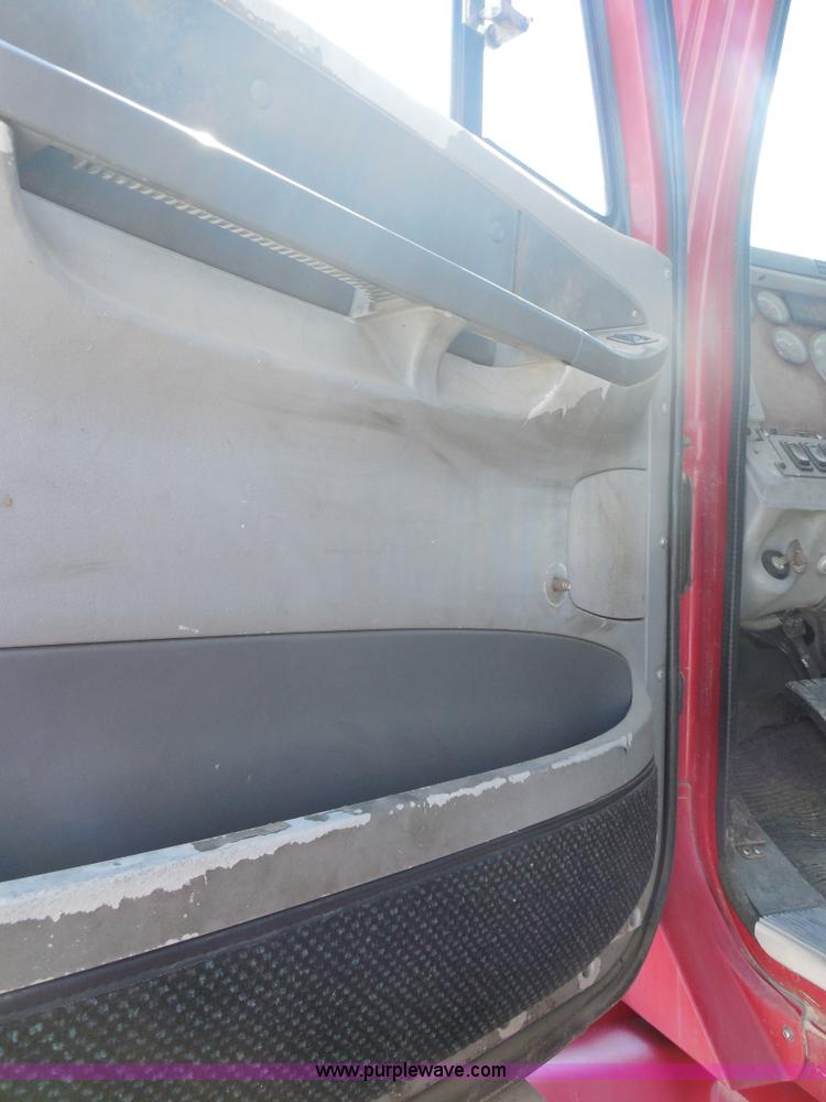 image for item E7697 2000 Freightliner Century Class semi truck