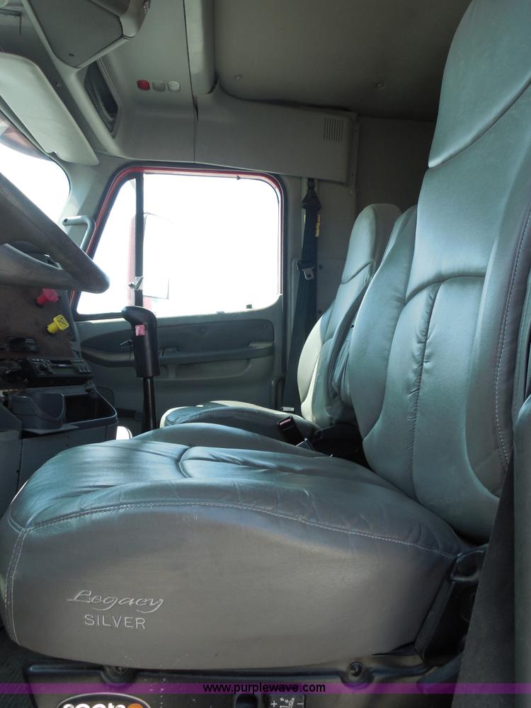 image for item E7697 2000 Freightliner Century Class semi truck