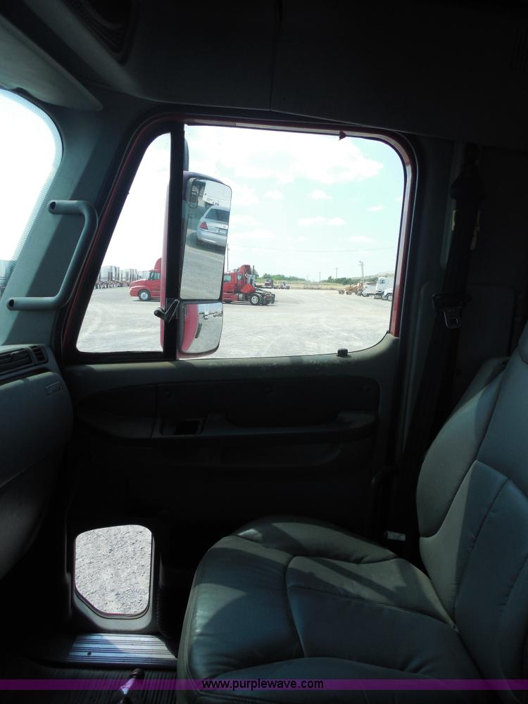 image for item E7697 2000 Freightliner Century Class semi truck