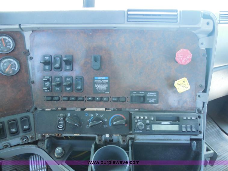 image for item E7697 2000 Freightliner Century Class semi truck