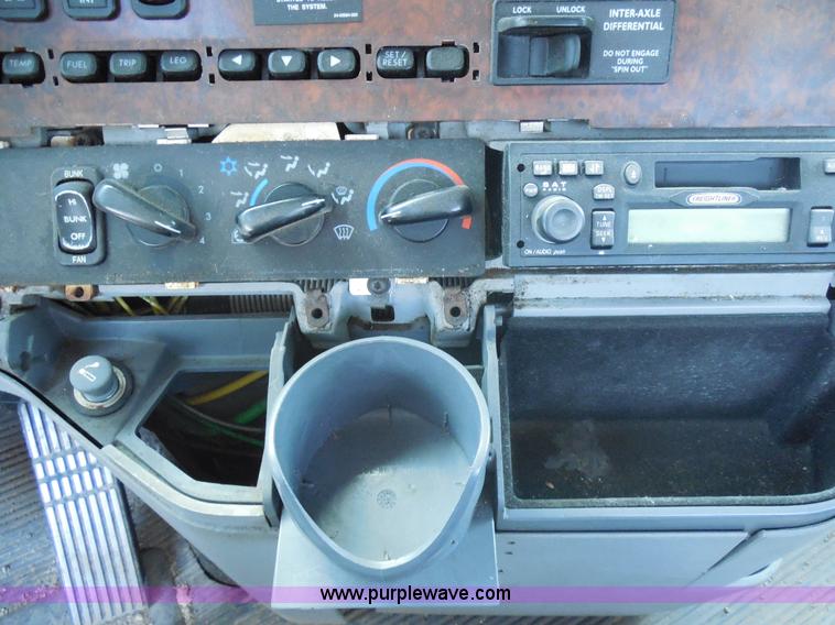 image for item E7697 2000 Freightliner Century Class semi truck