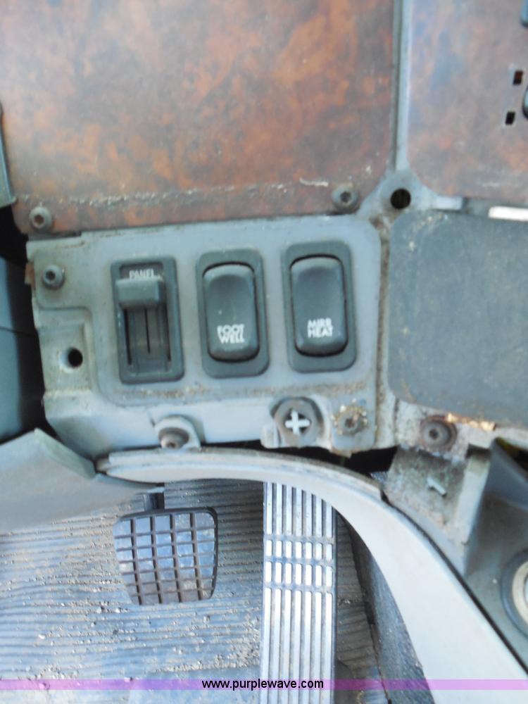 image for item E7697 2000 Freightliner Century Class semi truck