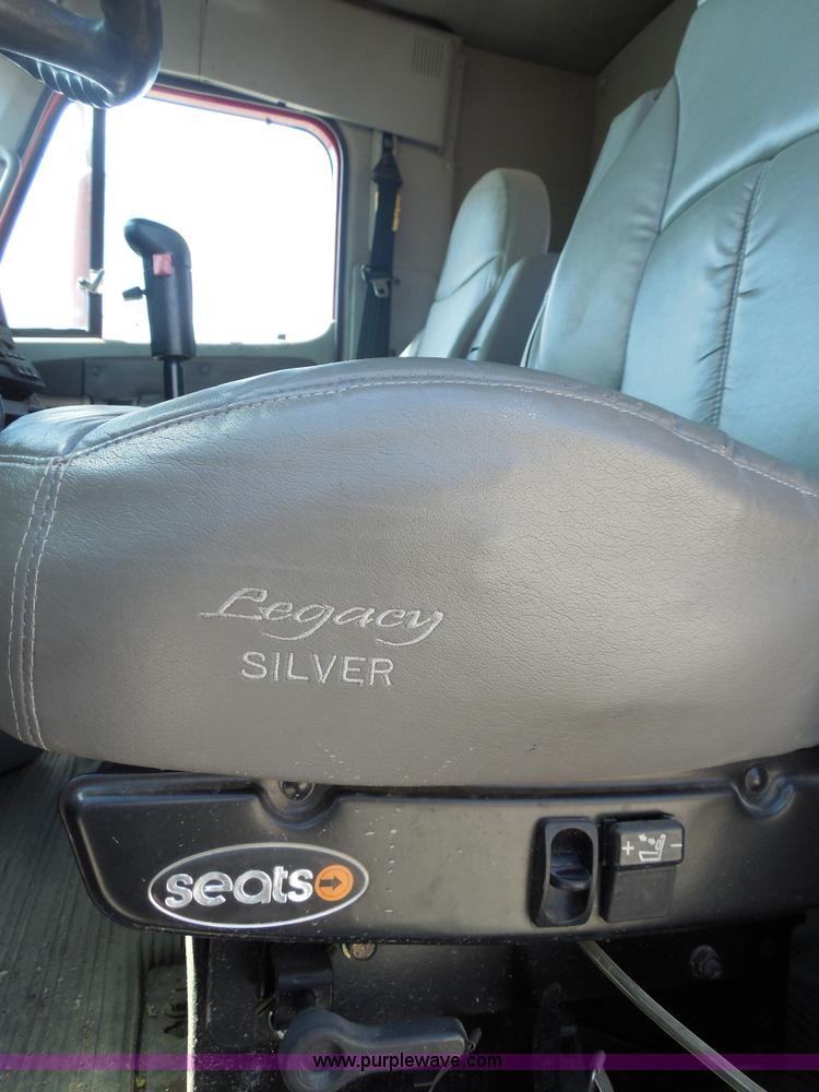 image for item E7697 2000 Freightliner Century Class semi truck