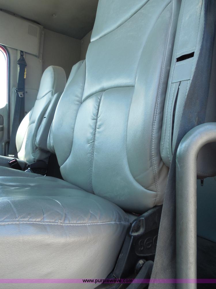 image for item E7697 2000 Freightliner Century Class semi truck