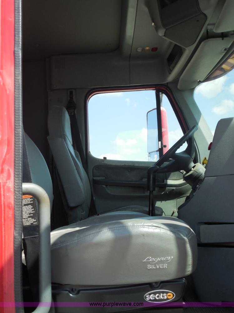 image for item E7697 2000 Freightliner Century Class semi truck