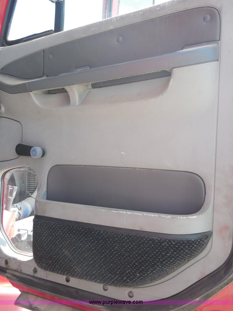 image for item E7697 2000 Freightliner Century Class semi truck