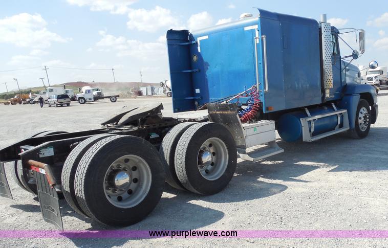 image for item E7698 1997 Freightliner FLD120 semi truck