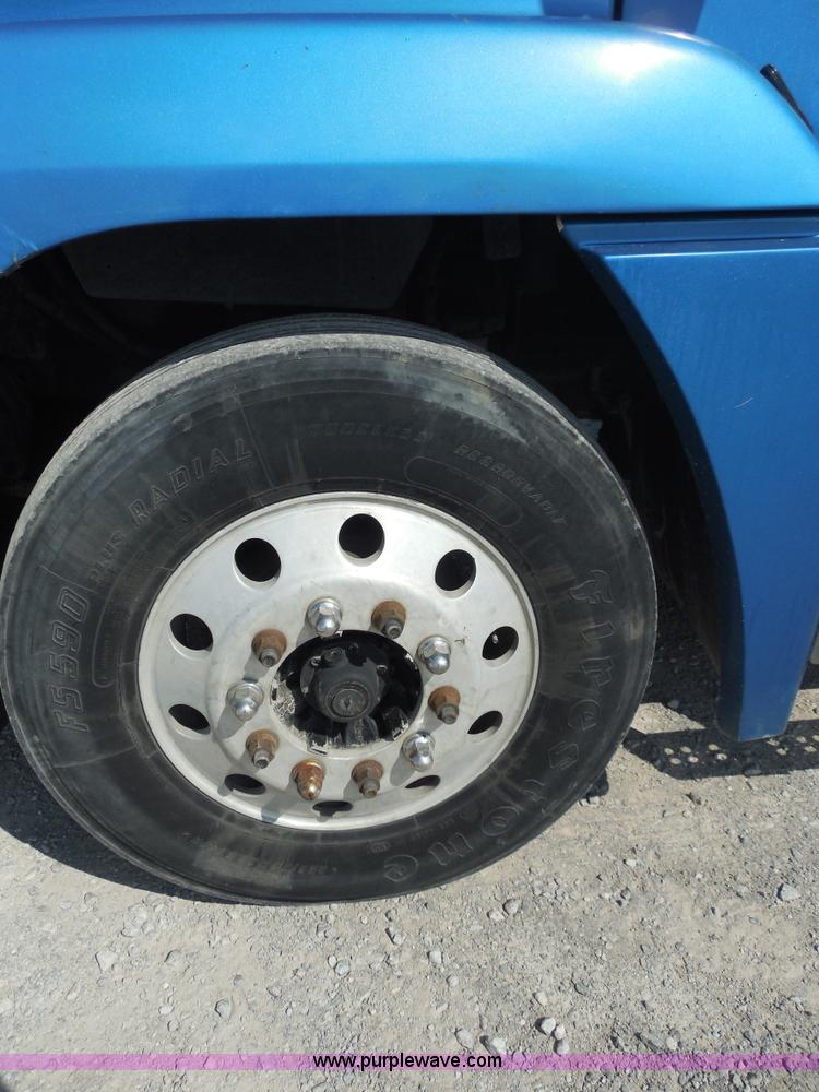 image for item E7698 1997 Freightliner FLD120 semi truck