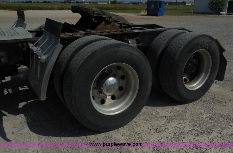 image for item E7698 1997 Freightliner FLD120 semi truck