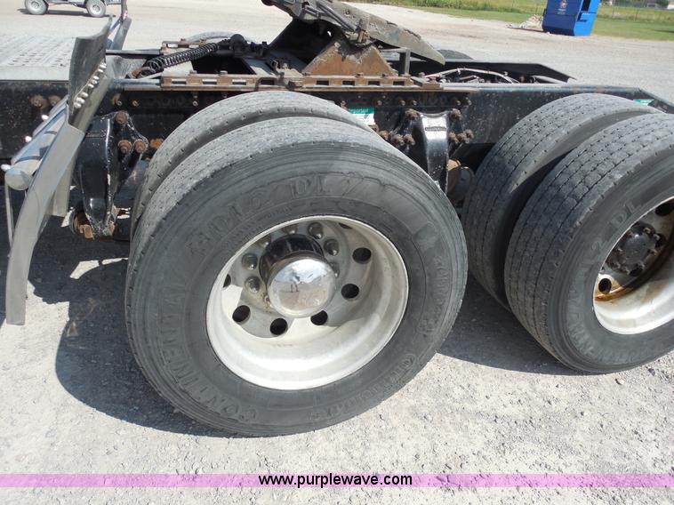 image for item E7698 1997 Freightliner FLD120 semi truck