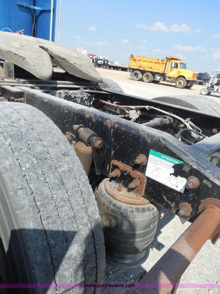 image for item E7698 1997 Freightliner FLD120 semi truck