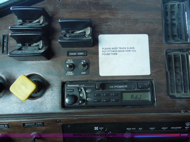 image for item E7698 1997 Freightliner FLD120 semi truck