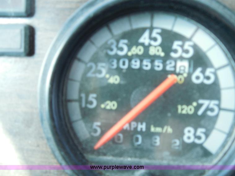 image for item E7698 1997 Freightliner FLD120 semi truck