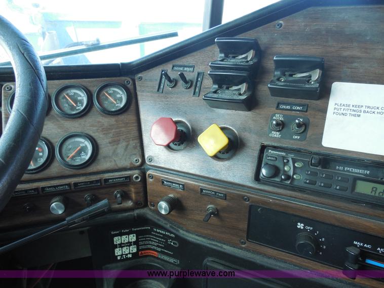 image for item E7698 1997 Freightliner FLD120 semi truck