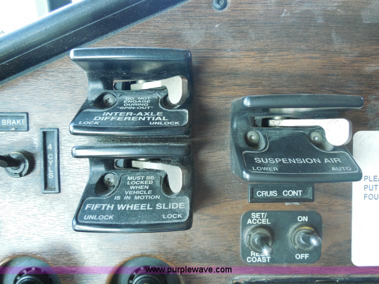 image for item E7698 1997 Freightliner FLD120 semi truck