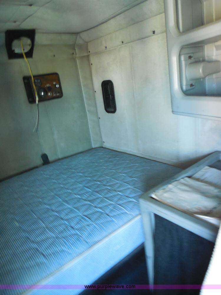 image for item E7698 1997 Freightliner FLD120 semi truck