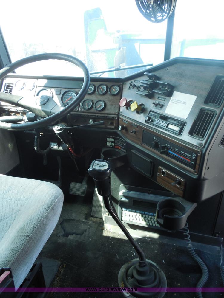 image for item E7698 1997 Freightliner FLD120 semi truck