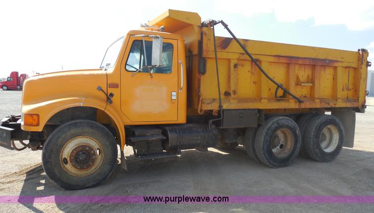 image for item E7699 1993 International 4900 dump truck