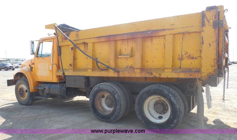 image for item E7699 1993 International 4900 dump truck