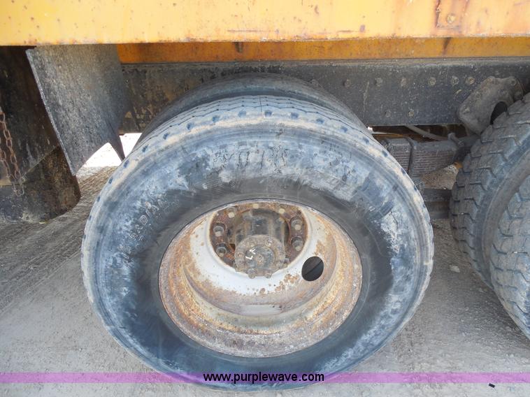 image for item E7699 1993 International 4900 dump truck