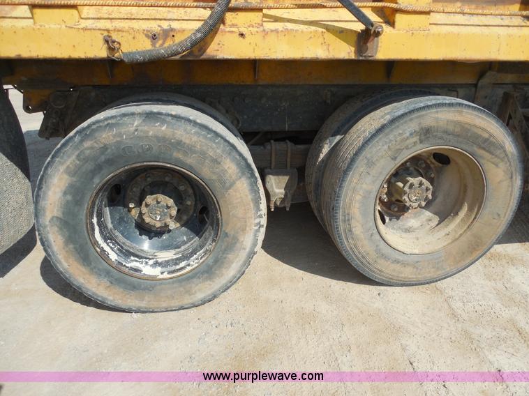 image for item E7699 1993 International 4900 dump truck