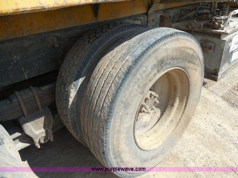 image for item E7699 1993 International 4900 dump truck