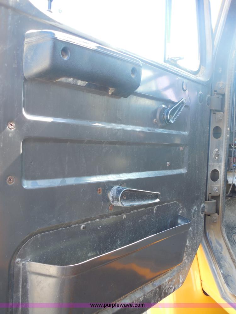 image for item E7699 1993 International 4900 dump truck