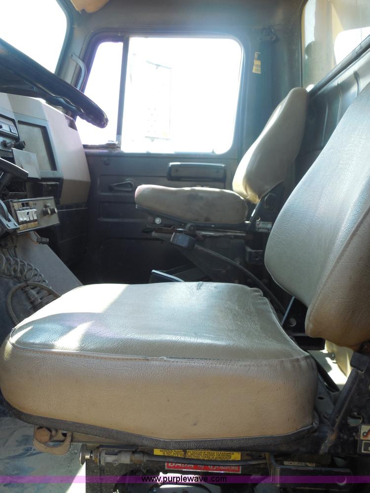 image for item E7699 1993 International 4900 dump truck