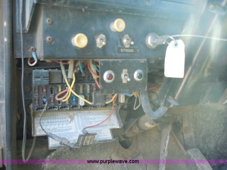 image for item E7699 1993 International 4900 dump truck