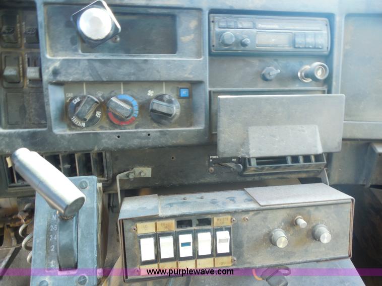 image for item E7699 1993 International 4900 dump truck