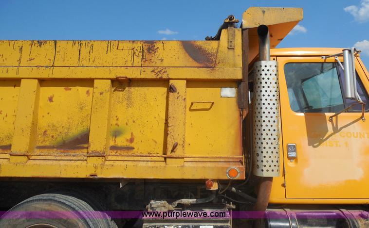 image for item E7699 1993 International 4900 dump truck