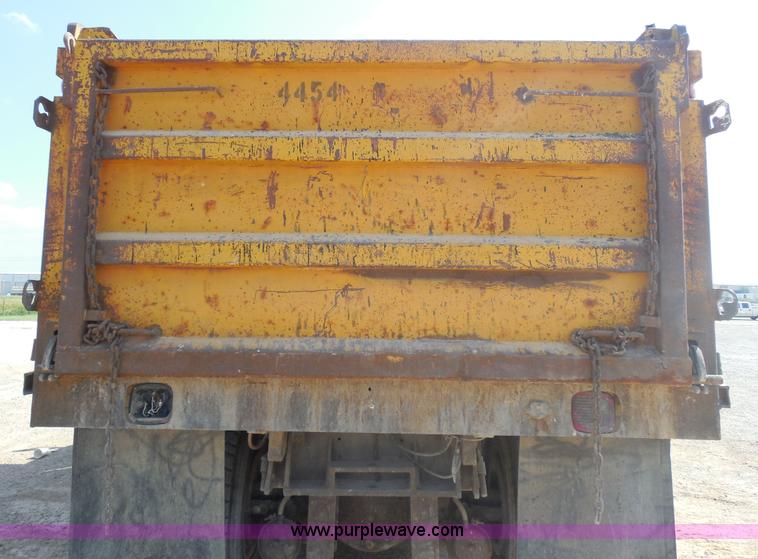 image for item E7699 1993 International 4900 dump truck