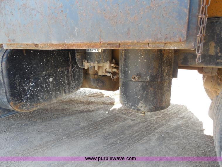 image for item E7699 1993 International 4900 dump truck