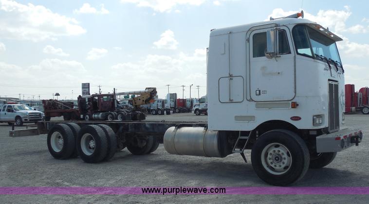 image for item E7700 1995 Peterbilt 362 semi truck