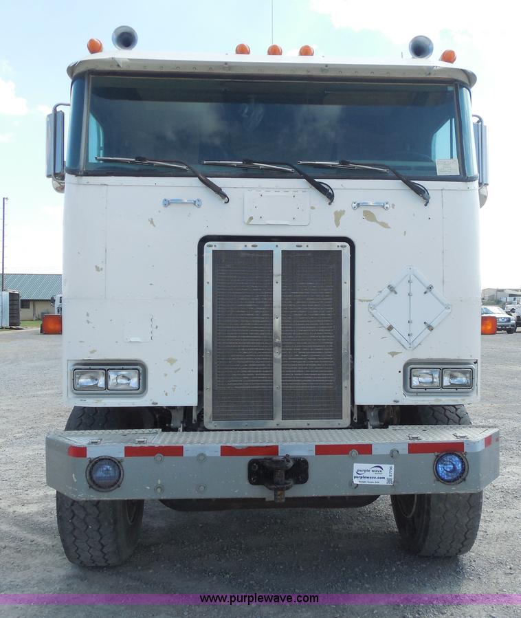 image for item E7700 1995 Peterbilt 362 semi truck